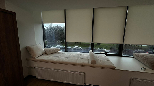 Светлый бежевый матрасик, подушки и валик на подоконник на окно для зоны отдыха. Отзыв клиента Гливер, рейтинг 5 звезд. 